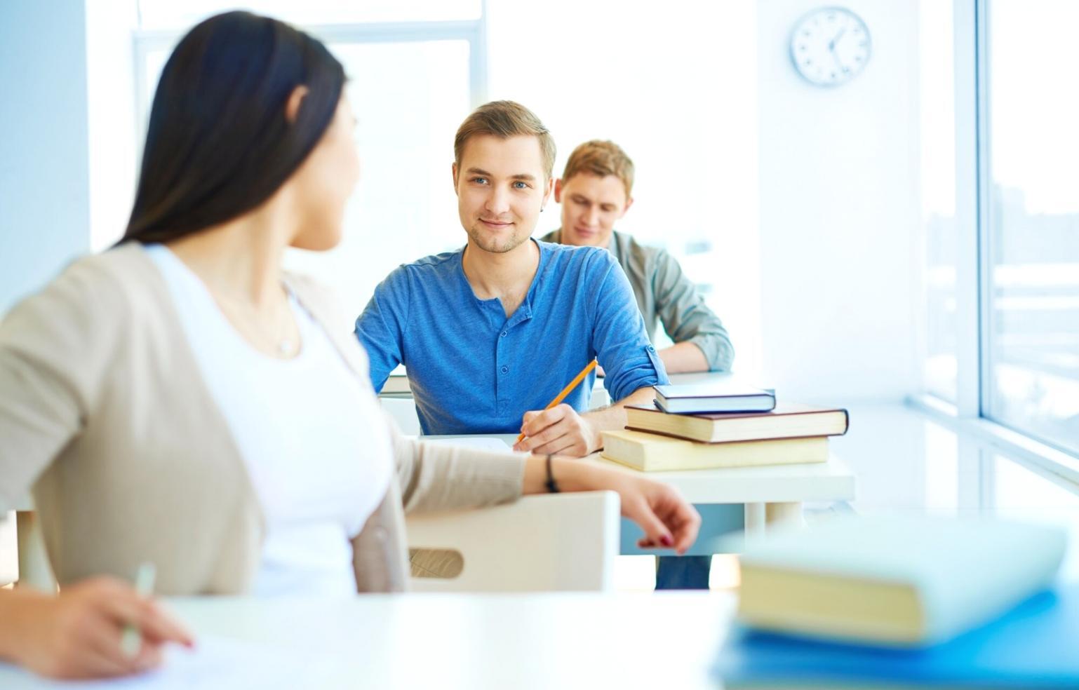Equipo revisando estrategias de reducción de costes operacionales